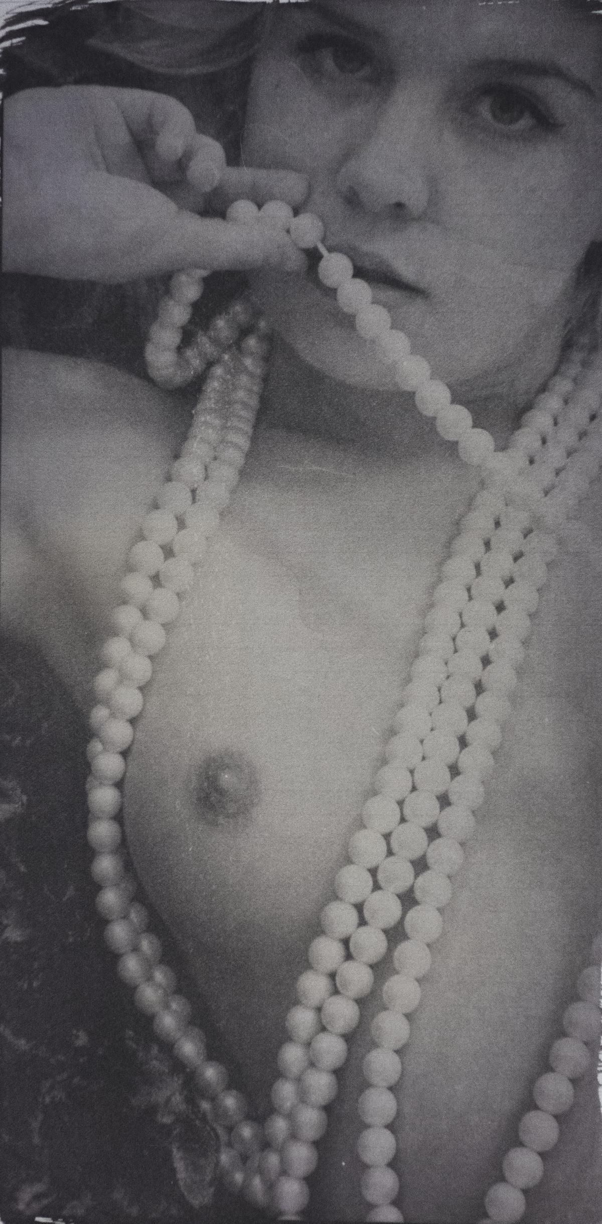 Das Mädchen mit der Perlenkette<br><small>Kallitype</small>